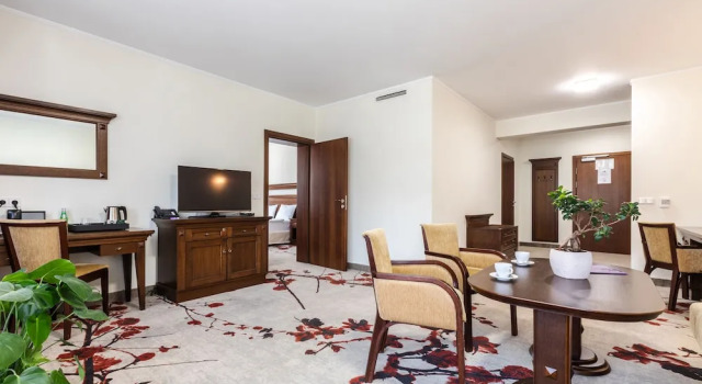 Crocus Hotel, Buchen Sie Hotel Hotels in Heiligkreuz mit Pool, Schwimmbad