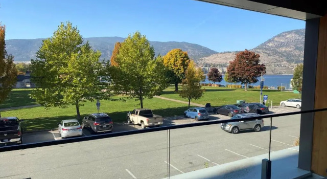 Номер Standard с видом на озеро Penticton Lakeside Resort