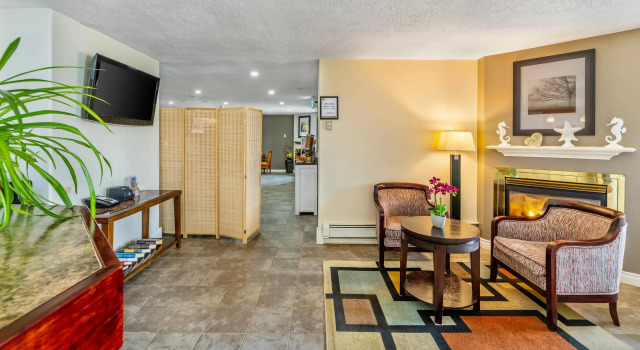 Econo Lodge Inn & Suites