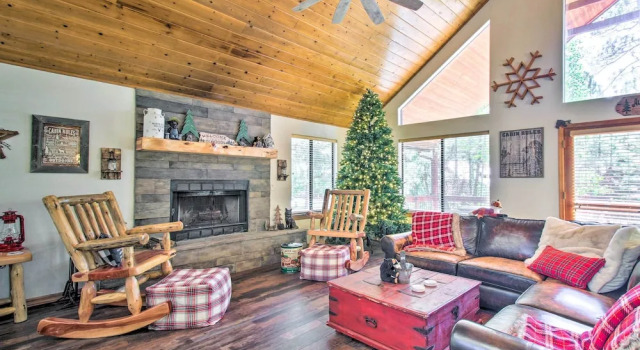 Коттедж Pinetop Retreat w/ Fire Pit & Game Room!