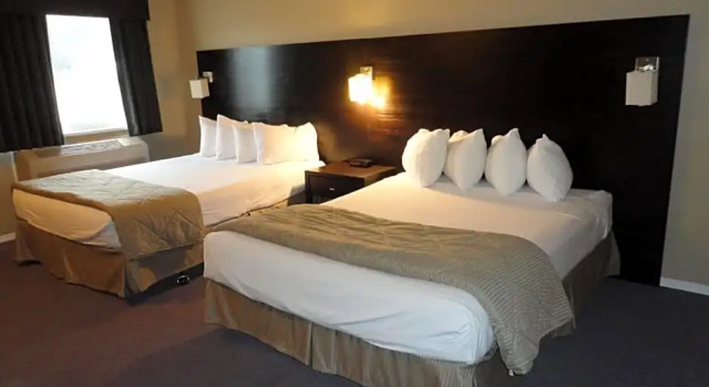 Шестиместный люкс с 2 комнатами Super 8 by Wyndham West Kelowna BC