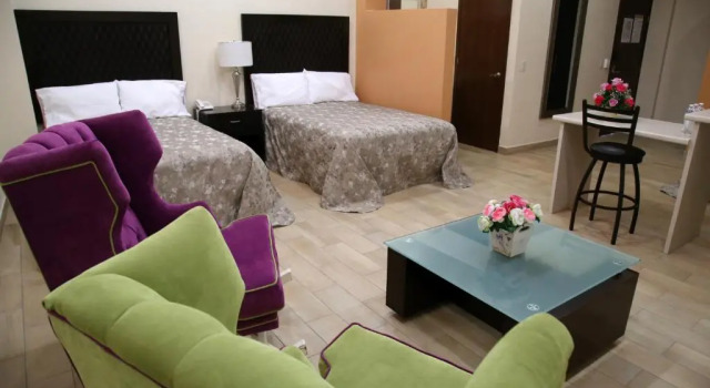 Полулюкс Hotel Plaza Bernal