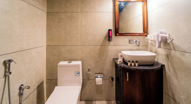 Тент с балконом и с видом на бассейн Theharav Resort