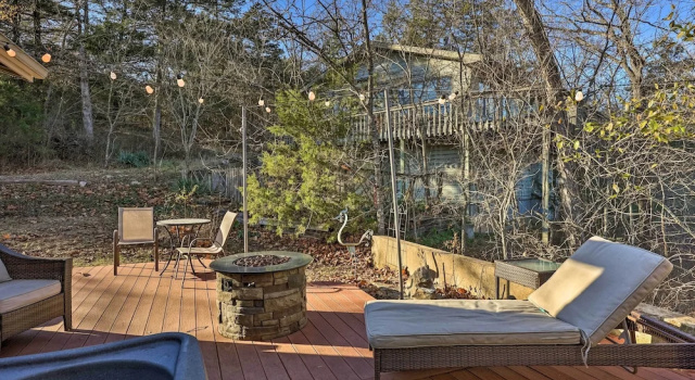 Коттедж с 3 комнатами с балконом Holiday Island Home: Hot Tub & Wood Stove