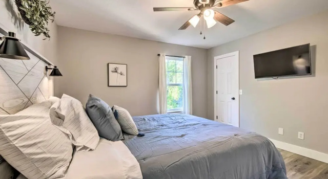 Апартаменты Townhome 1-min Walk to Lake & Close to Sdc!