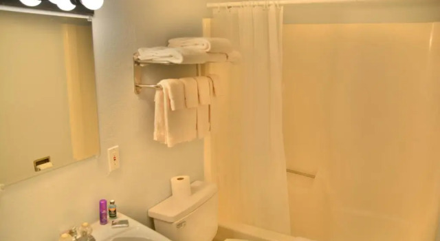 Номер Deluxe Upper Deck Hotel and Bar