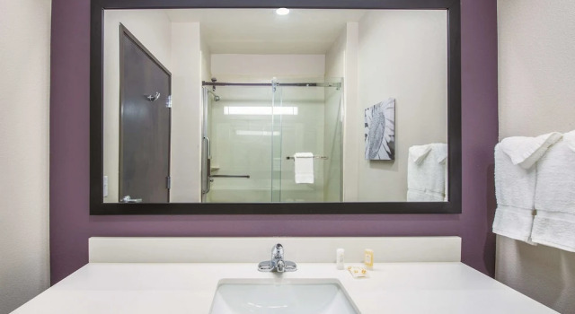 Четырёхместный номер Deluxe La Quinta Inn & Suites by Wyndham Enid