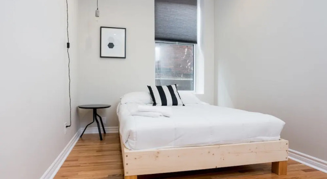 Classic 4BR in Milton Park by Sonder, Rezervasyon Otel Montreal Quebec, Complexe Desjardins yakınında