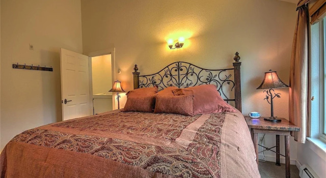 Luxury 3 Bedroom Townhouse next to Keystone Lake, Free Shuttle, Hot Tub and Sauna