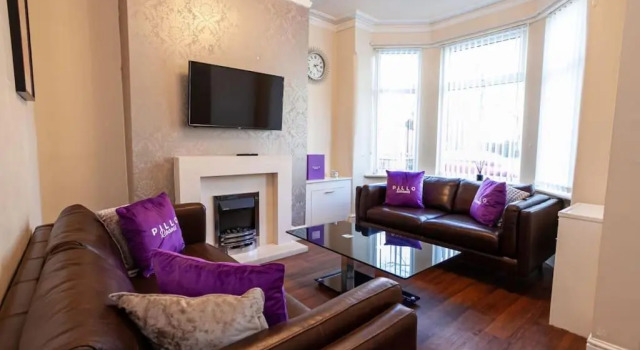 Коттедж с 2 комнатами Spacious Cosy 2 Bedroom House by Bridgewater Canal