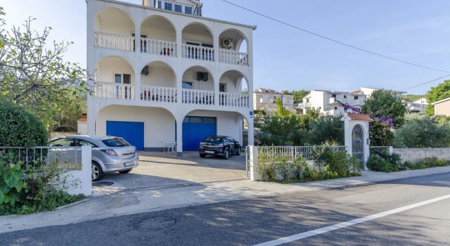 Apartments Tomislav, Забронировать Апартаменты/квартира Арбания Трогир