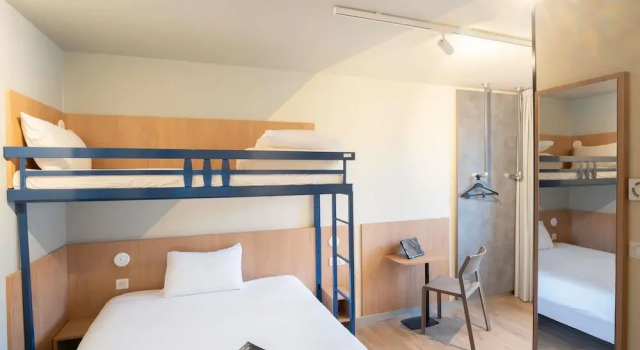 Четырёхместный семейный номер Standard Hotel Ibis Budget Rennes Cesson