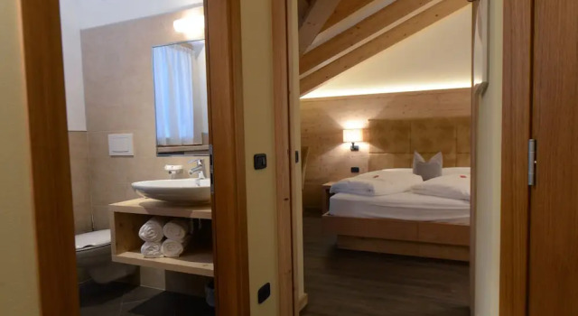 Четырёхместный номер Standard с балконом Hotel Nele