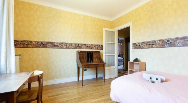 Red and Rustic Home Near Bois de Vincennes for 7 pax