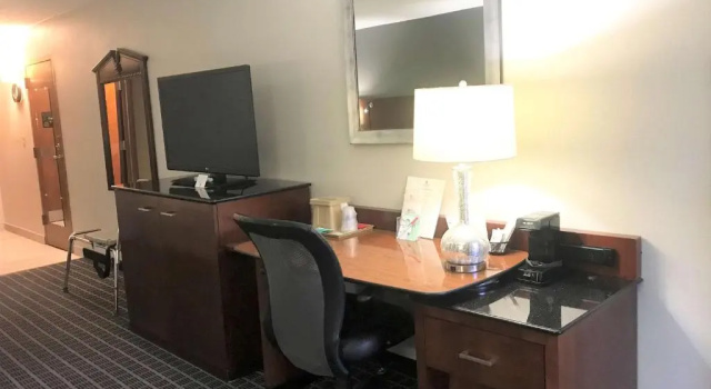 Люкс SureStay Plus Hotel by Best Western Greenwood