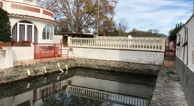 Casa Con 4 Dormitorios Con Piscina Y Amarres Privados Ref 354, Забронировать Отель Отели Alt Empordà с парковкой, Парковка