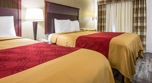 Четырёхместный номер Standard Econo Lodge Inn & Suites Macon North
