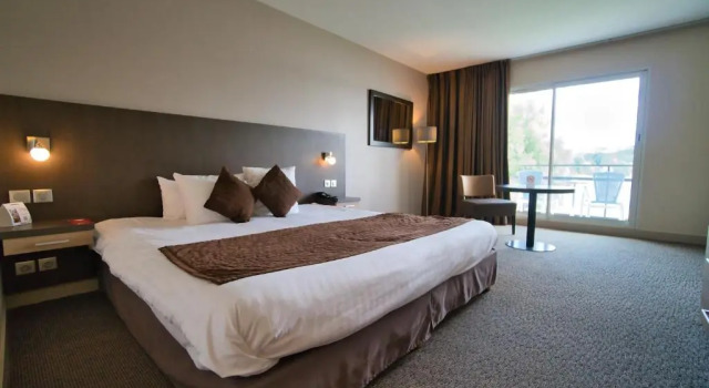 Номер Standard с видом на озеро Hôtel du Golf de lAilette, The Originals Relais