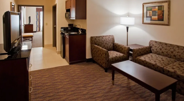 Четырёхместный люкс с 2 комнатами Holiday Inn Express & Suites Austin South-Buda by IHG