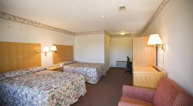 Четырёхместный номер Standard Americas Best Value Inn Albany East Greenbush