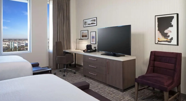 Четырёхместный номер Deluxe H Hotel Los Angeles, Curio Collection By Hilton