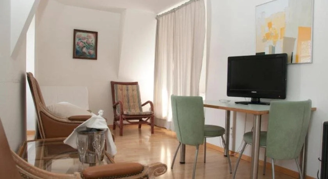 Nydeck, Prenota Hotel Berna 