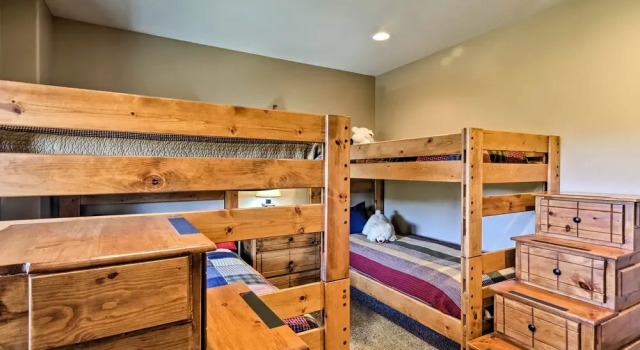Breck Mtn Home w/ Hot Tub & Game Room!, Rezerwuj Dom wakacyjny Hotele w Vail Ski z parkingiem, Parking