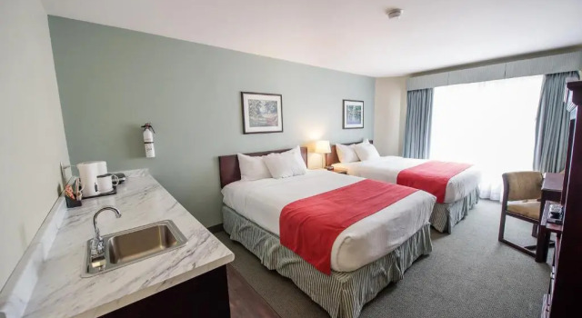Четырёхместный номер Standard Harrison Lake Hotel