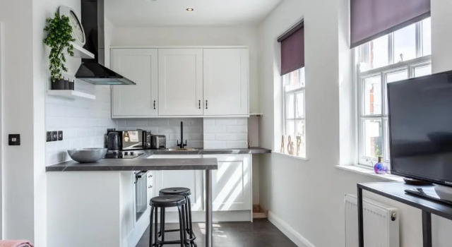 Trendy Studio with Free Parking, Walk to Beach & Shops