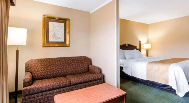 Номер Superior Quality Inn & Suites Carthage near Precious Moments Chapel
