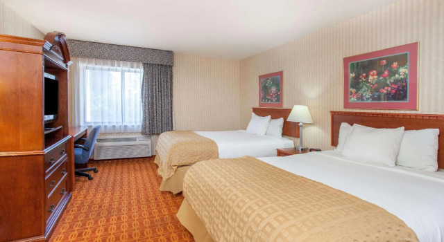 Четырёхместный номер Standard Baymont by Wyndham Detroit/Roseville