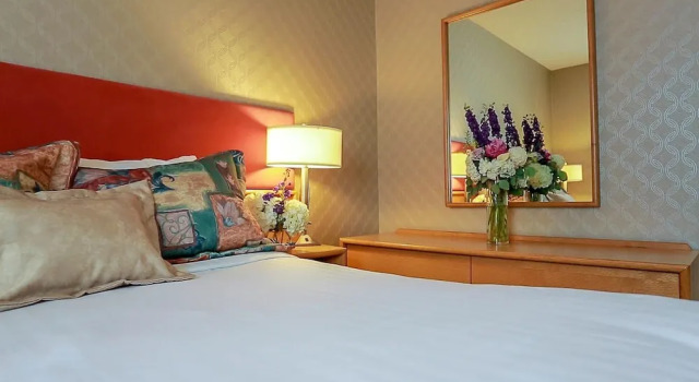 Люкс c 1 комнатой с балконом Cartier Place Suite Hotel