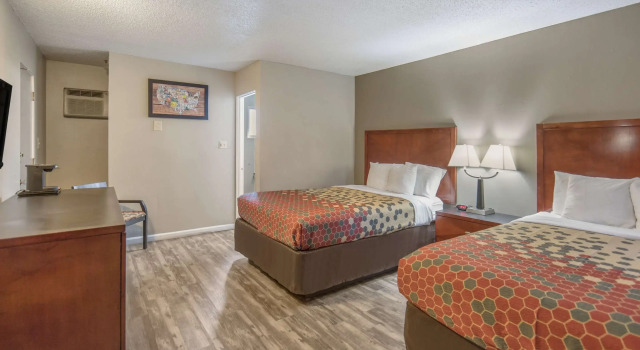 Четырёхместный номер Standard Econo Lodge Inn & Suites Yreka