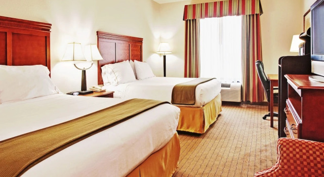 Четырёхместный номер Standard Holiday Inn Express & Suites Dyersburg by IHG