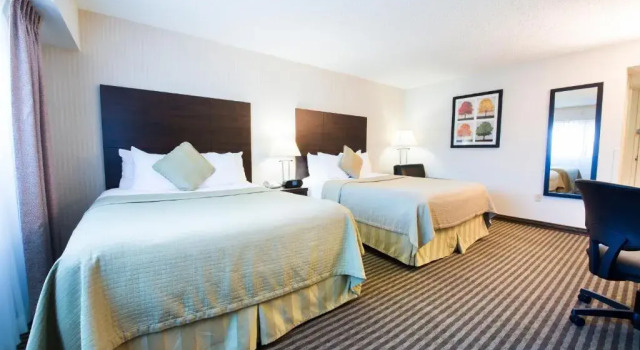 Четырёхместный номер Standard с видом на бассейн Victoria Inn Hotel & Convention Centre Brandon