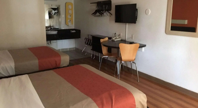Четырёхместный номер Standard Motel 6 Benton Harbor