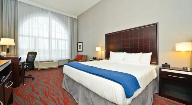 Номер Classic Holiday Inn Express & Suites Utica by IHG