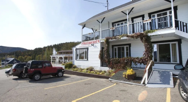 Hotel - Motel Georges, Rezerwuj Motel Hotele w Manicouagan z parkingiem, Parking