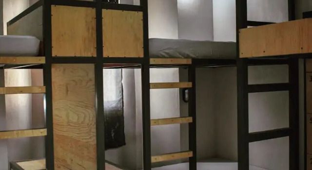 Кровать в общем номере Hostal Sole