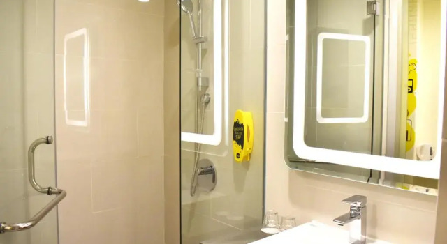 Номер Standard YELLO Hotel Paskal Bandung