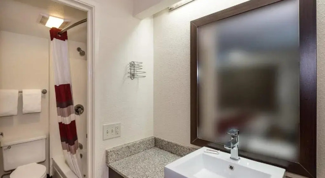 Четырёхместный номер Superior Red Roof Inn Toledo - Maumee
