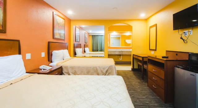 Четырёхместный номер Standard Express Inn Gulf Bank