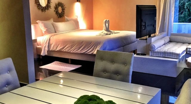 Двухместный люкс с балконом и с видом на бассейн CASA-22 Luxury Boutique Hotel