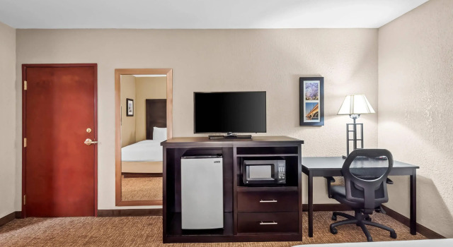 Четырёхместный номер Standard Comfort Inn & Suites