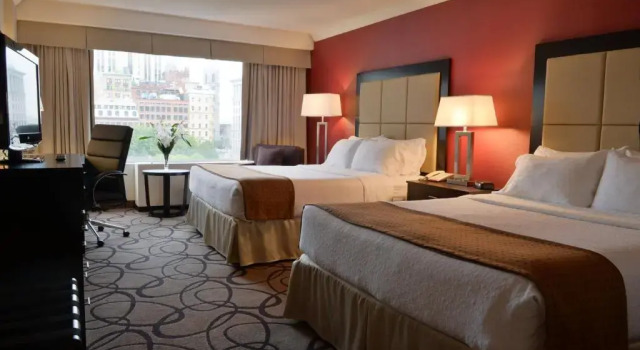 Четырёхместный номер Standard с видом на город Holiday Inn Montreal Centre Ville Downtown by IHG