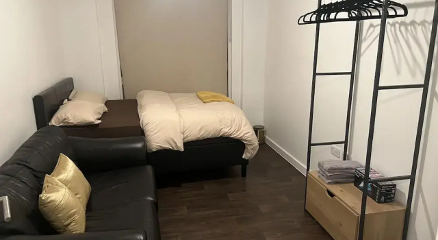 Remarkable 1-bed Apartment in London With Balcony