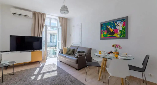 Апартаменты с балконом Apartment on Dante street next to the sea