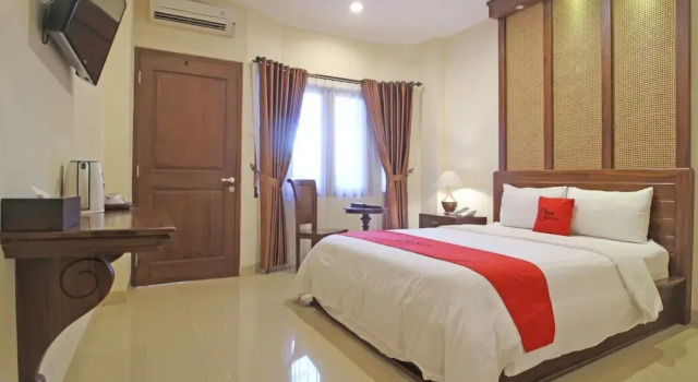 RedDoorz Premium At The Garden Suites Solo
