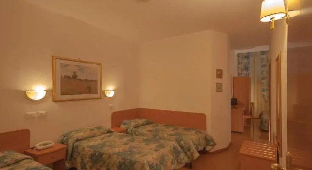 Четырёхместный номер Hotel Tirreno
