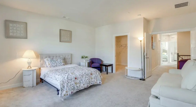 Апартаменты Townhome at Laurel Park: Modern & Spacious Getaway